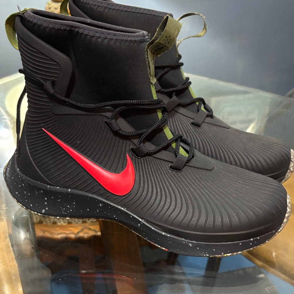 Nike Men's Black and Red High-Top Sneakers Benzie